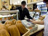 В спальных районах Москвы начнется строительство небольших продуктовых магазинов шаговой доступности.